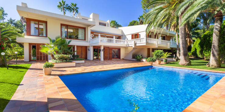 Exclusive villa in excellent location directly on the golf course
