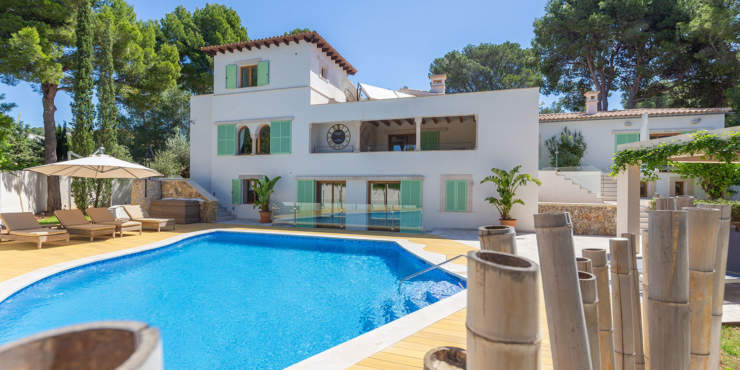 Prestigious refurbished luxury villa close to the harbour and golf course