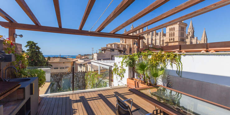 Magnificent residence with pool in the heart of the city with sea and cathedral views