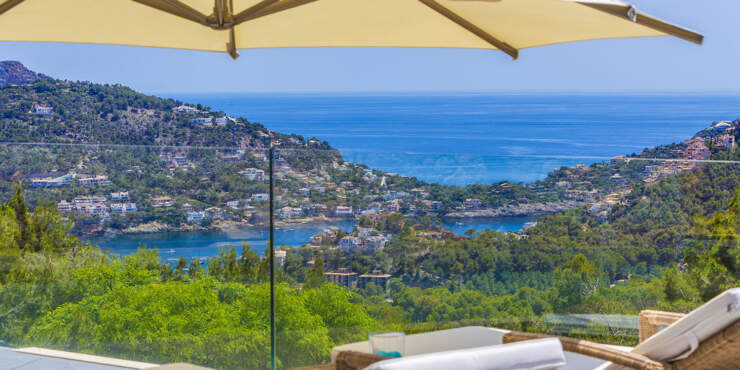 Mont Port: Newly built first class luxury villa with sea and panoramic views