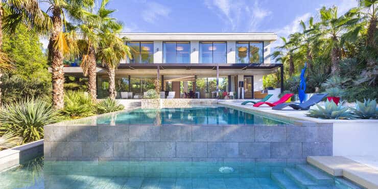 Stylish luxury villa close to the harbour and golf courses
