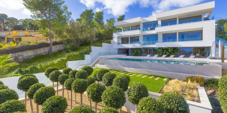 Designer villa with wonderful sea views close to the beach