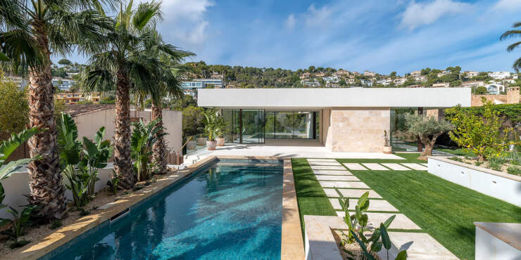 Imposing designer villa in exclusive residential area