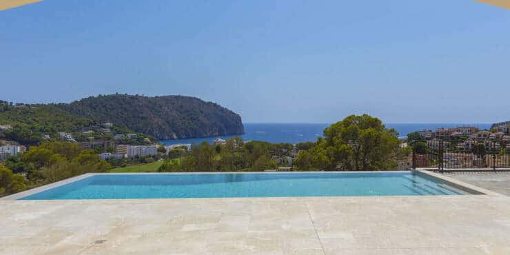 Manor estate with unique views