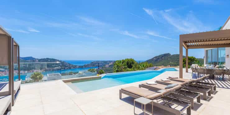 Spectacular villa in privileged position with holiday rental licence