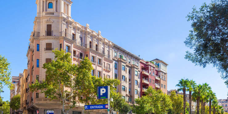 Historic building with 16 flats in prime location