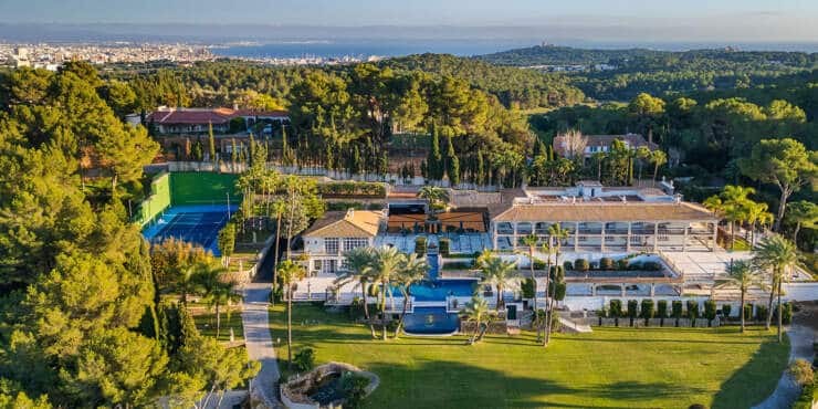 Impressive property in prime location directly on the golf course