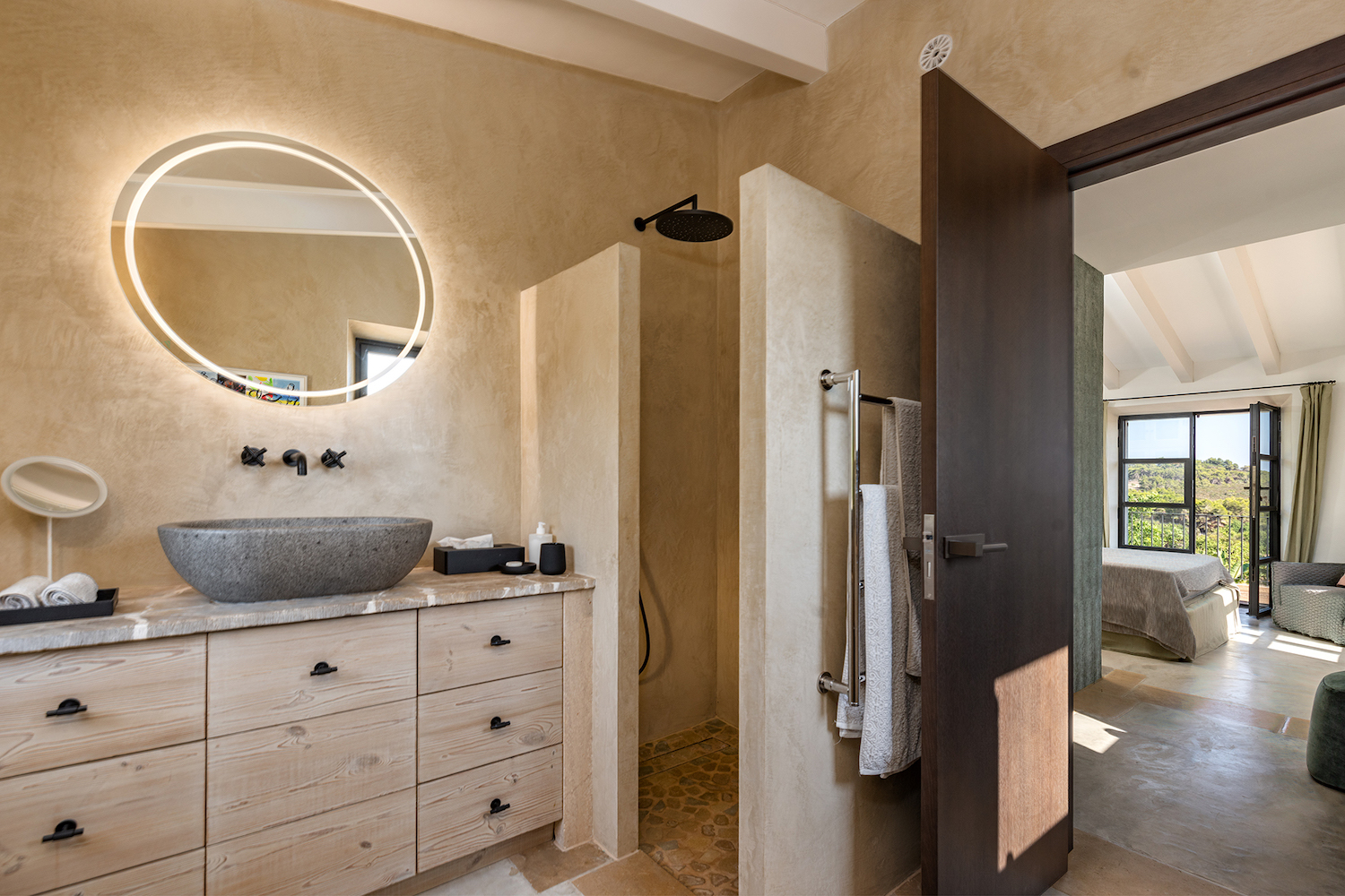 One of 5 bathrooms