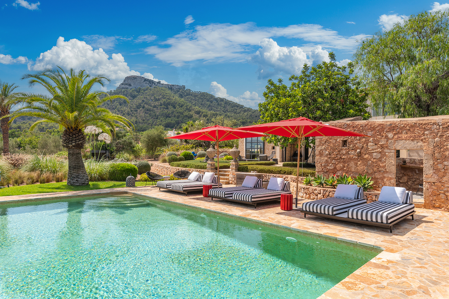 Pool with sun terrace