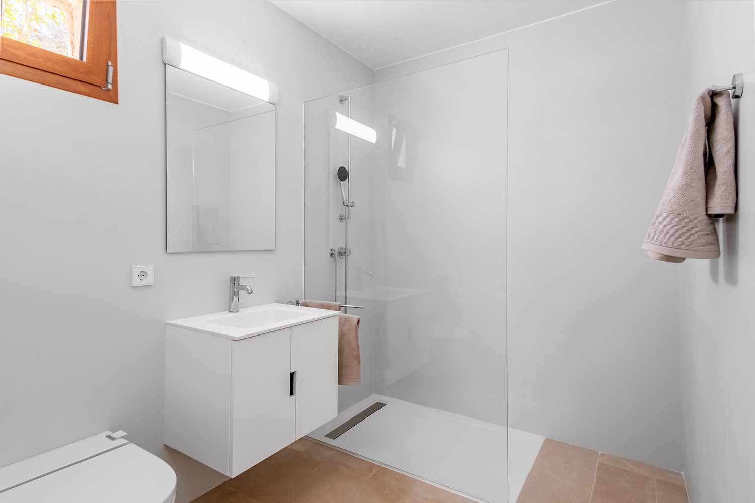 One of 4 bathrooms