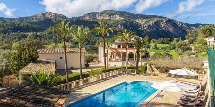 Spectacular historic country estate with a wide range of possible uses