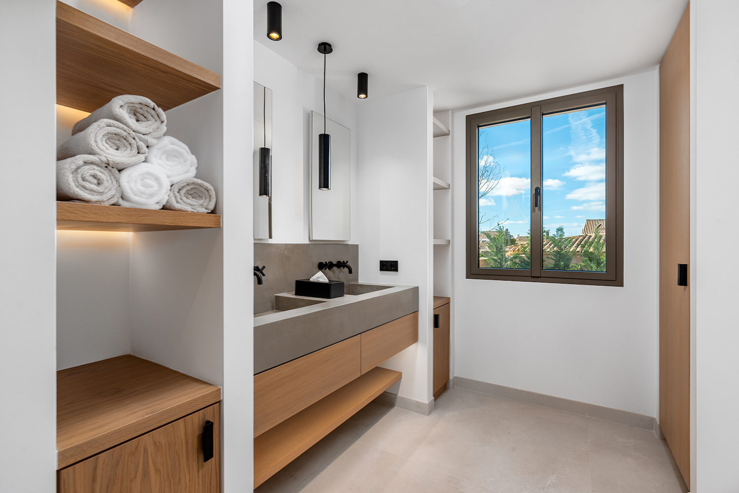 One of 4 bathrooms