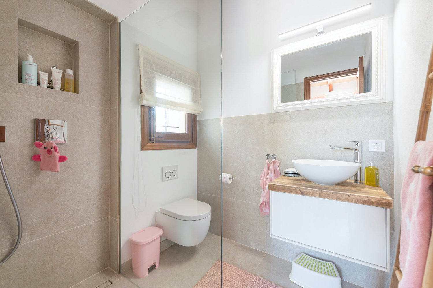 One of 6 bathrooms