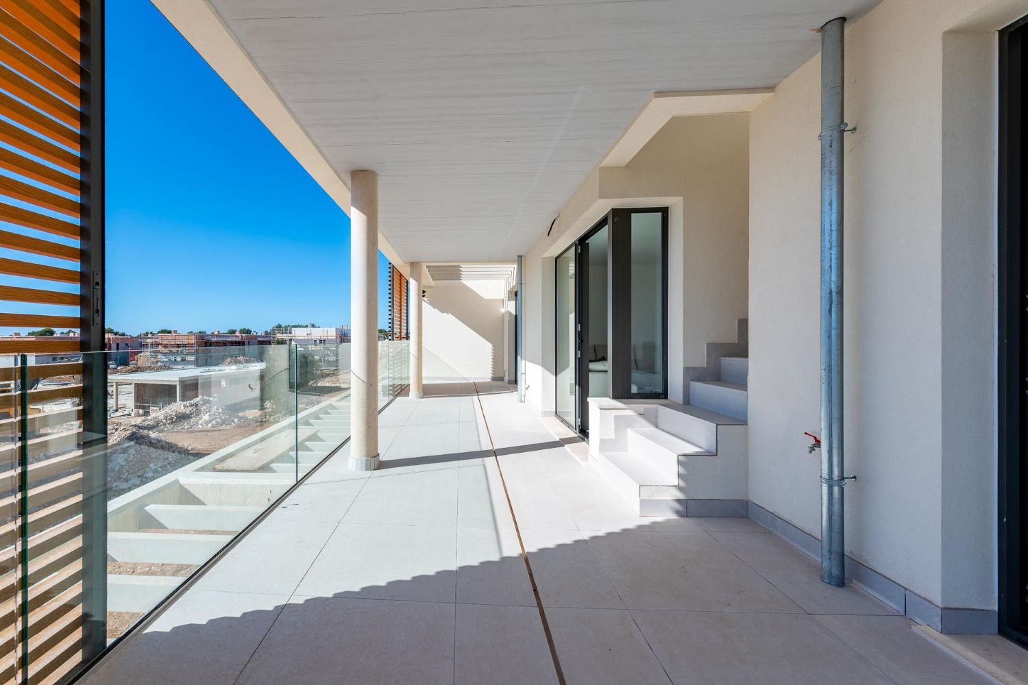 Balcony with access to the roof terrace