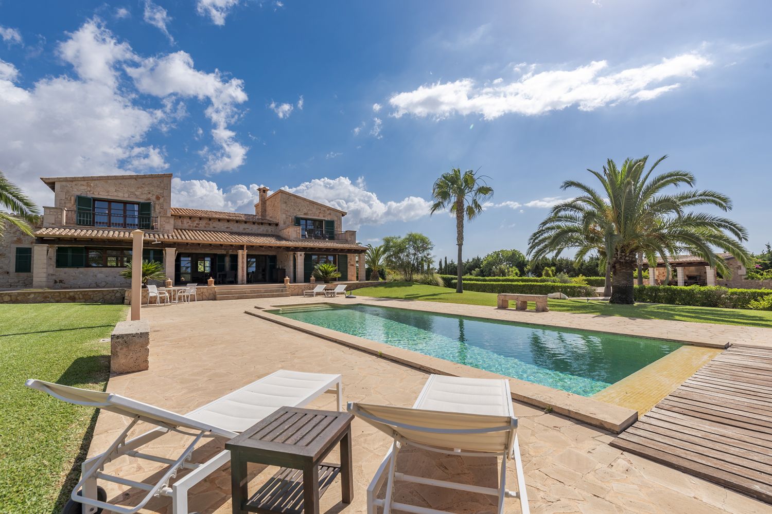 Beautifully laid-out pool area