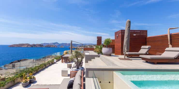 Premium class penthouse in luxurious complex with direct sea access