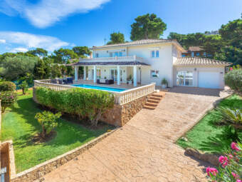 4-bedroom villa with swimming pool for rent