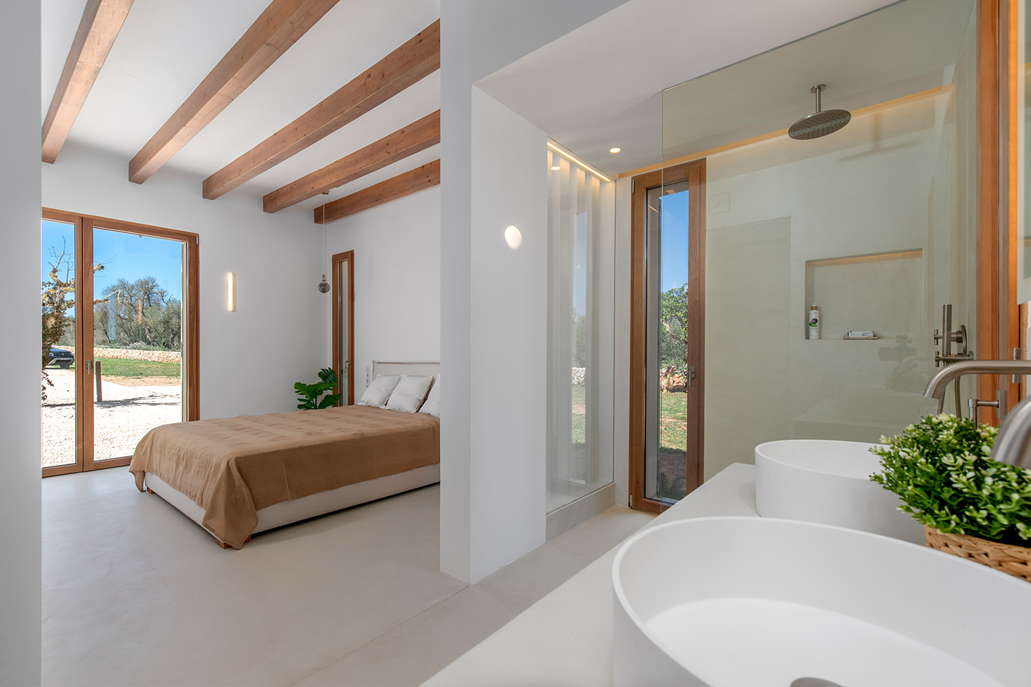 One of 6 bedrooms en suite