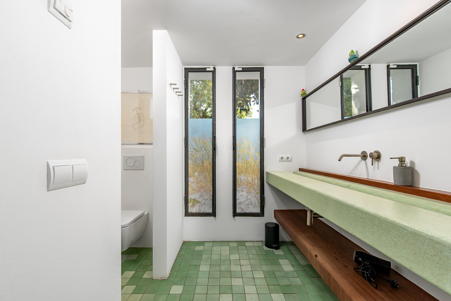 One of 6 bathrooms