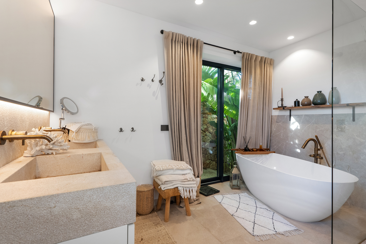 One of 5 bathrooms