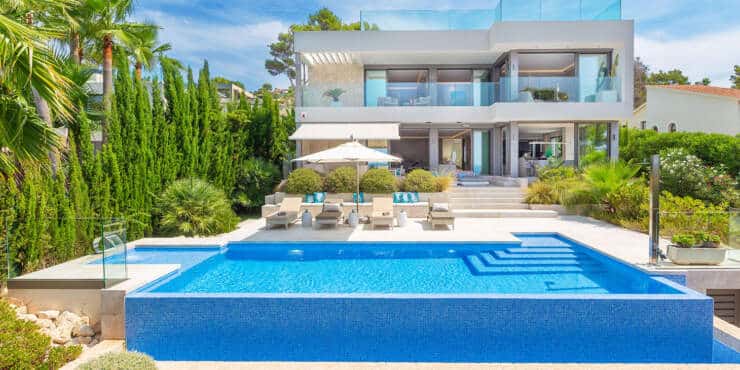 Design villa with sea views and exclusive furnishings