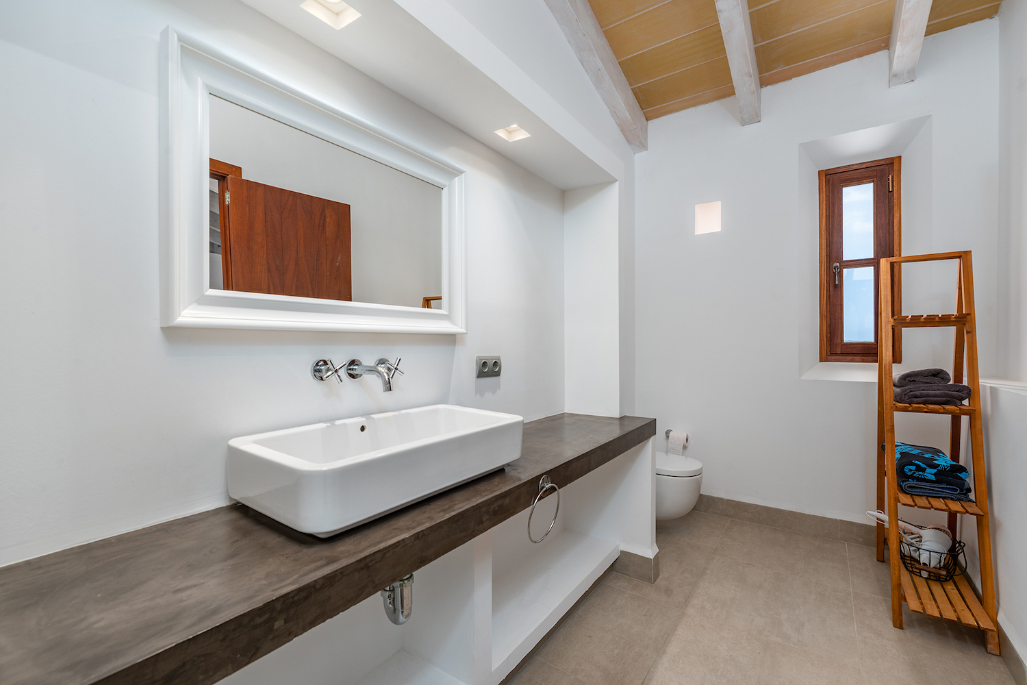 One of 5 bathrooms