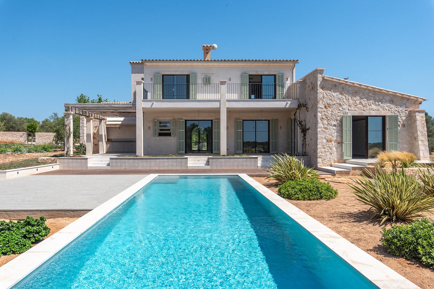 Pool with sun terrace