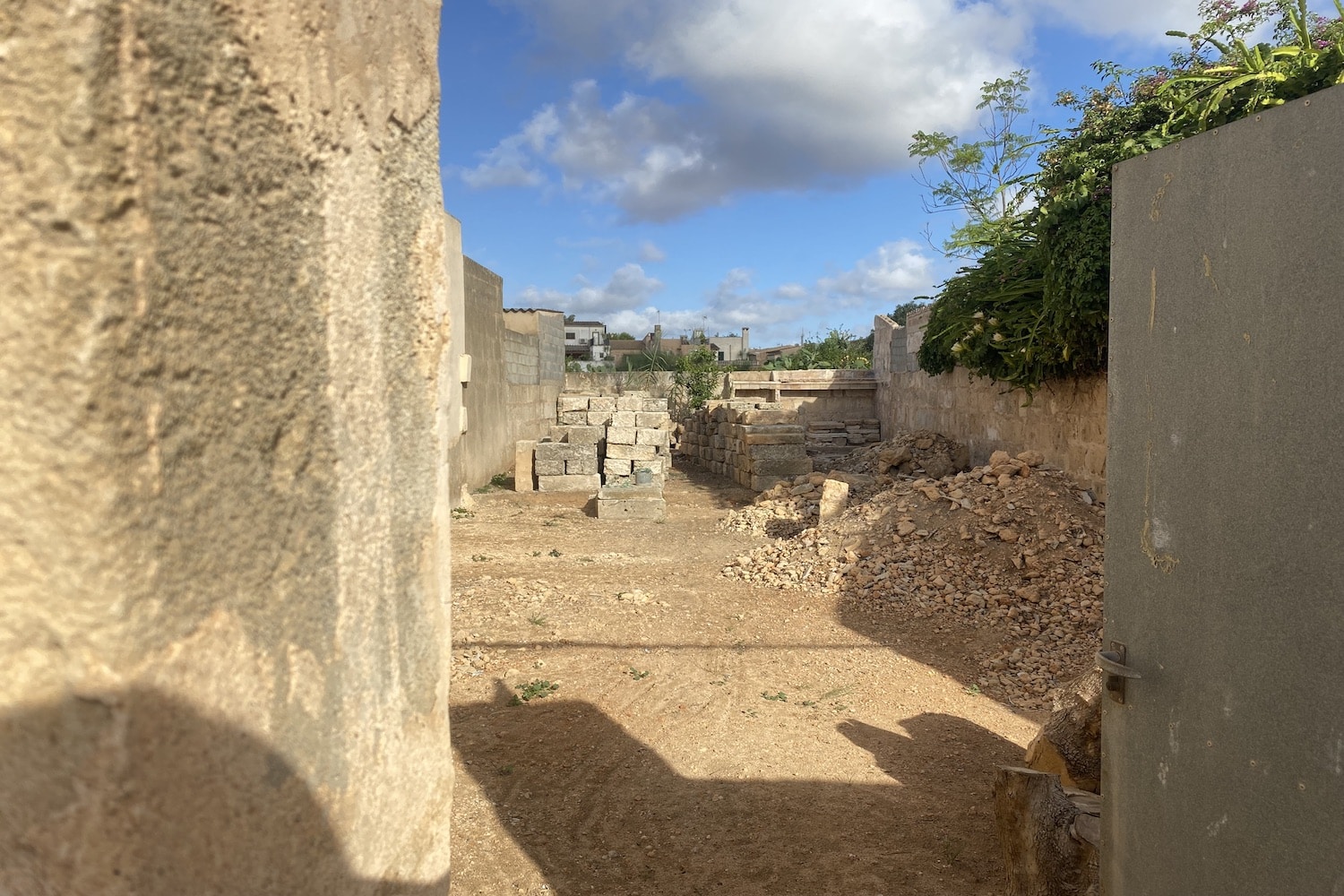 Urban building plot with project for a multi-family house with 2 residential units and garage