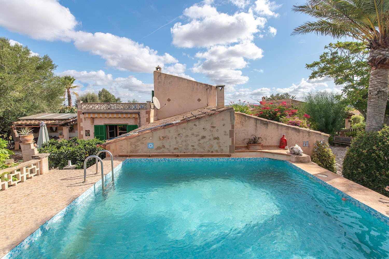 Pool area with view at the garden