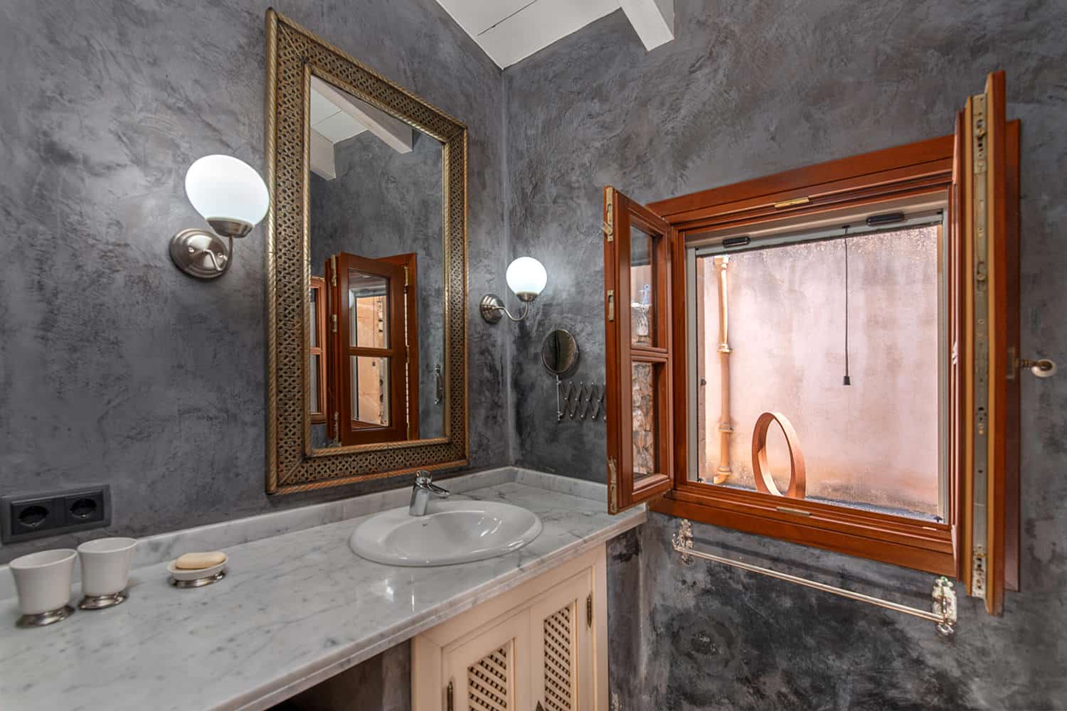 Bathroom guesthouse 1