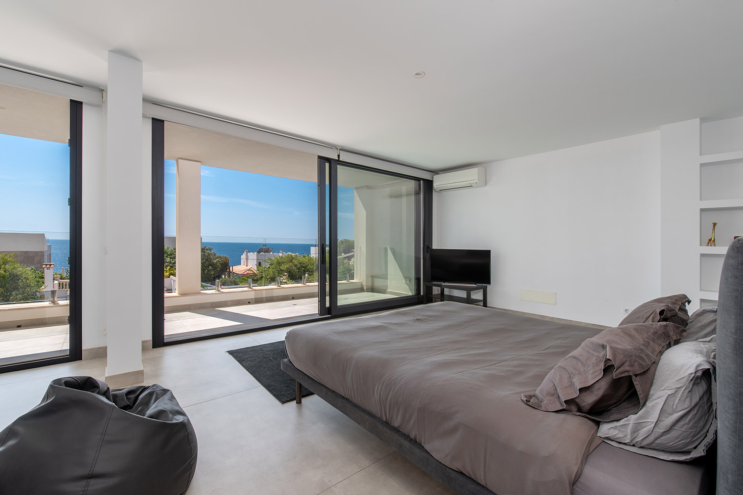 Master bedroom with sea view