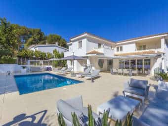 Spacious villa in exclusive residential area close to the beach