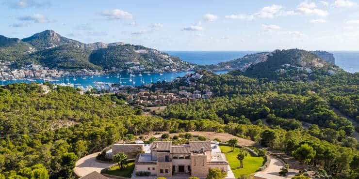 Lxurious villa with views overlooking the 100.000 m² natural landscape