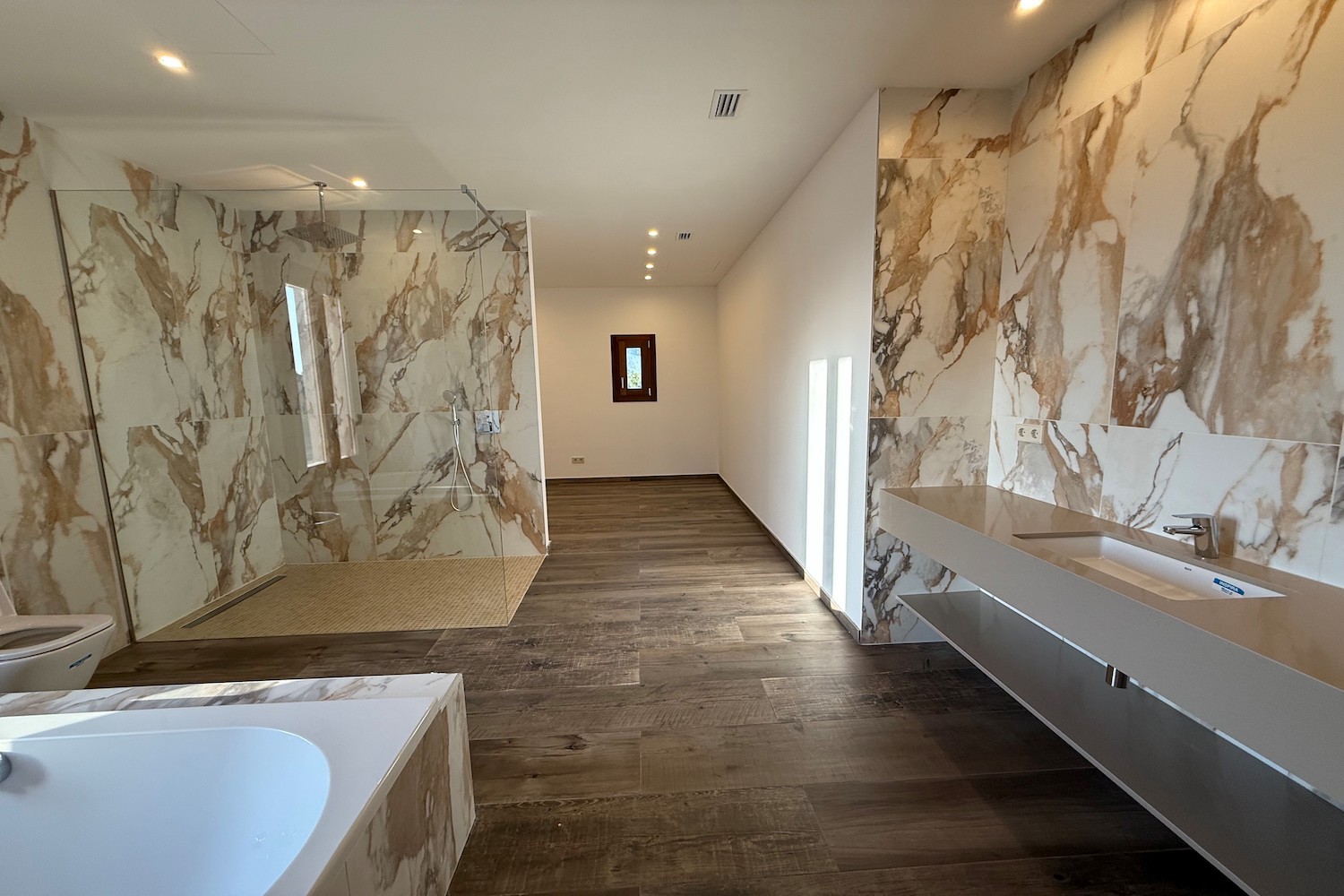 One of 4 bathrooms