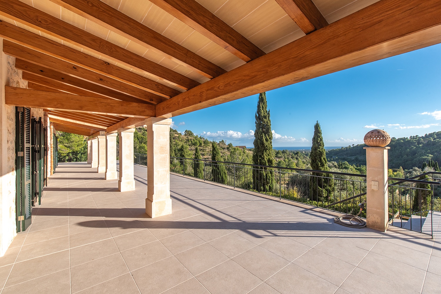 Covered terrace with sea view