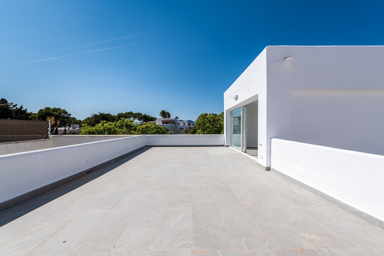 Renovated apartment with terrace within walking distance of the beach