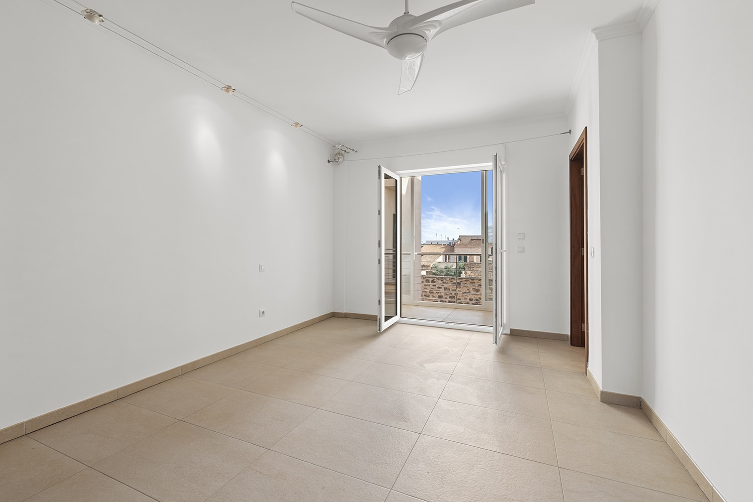 Bedroom featuring a glazed loggia