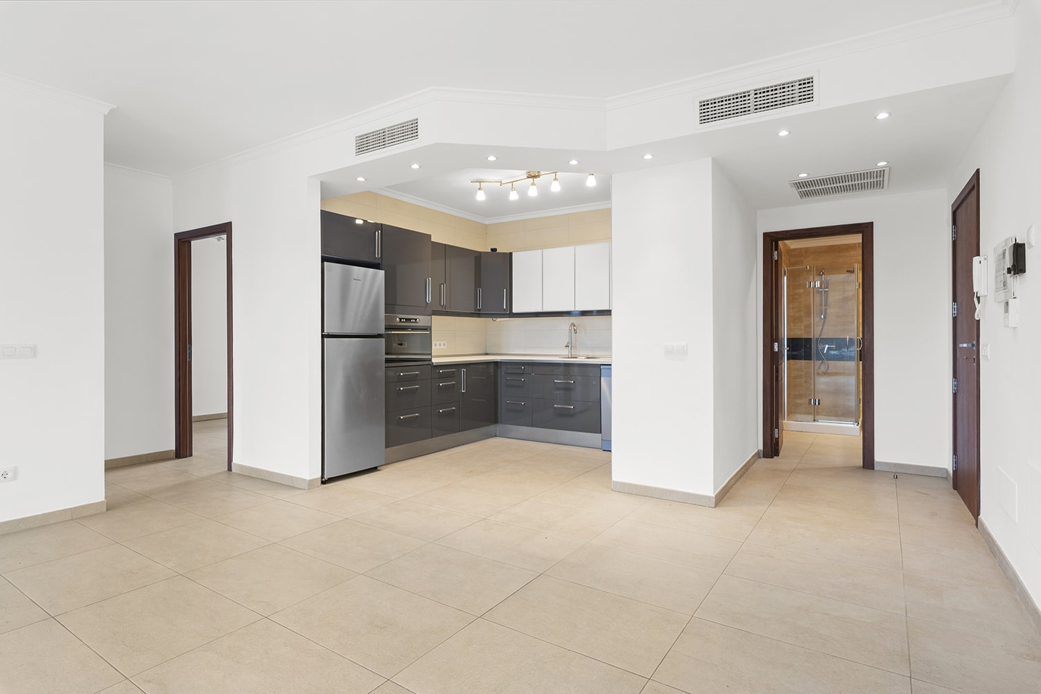 Sleek, contemporary fitted kitchen