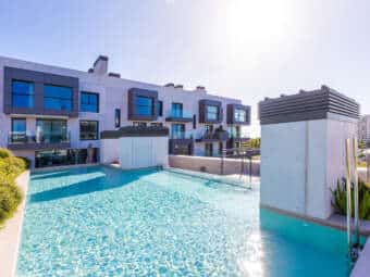 Penthouse with style and comfort – urban living with a roof terrace and pool