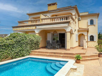 Attractive semi-detached house with roof terrace and stunning sea views