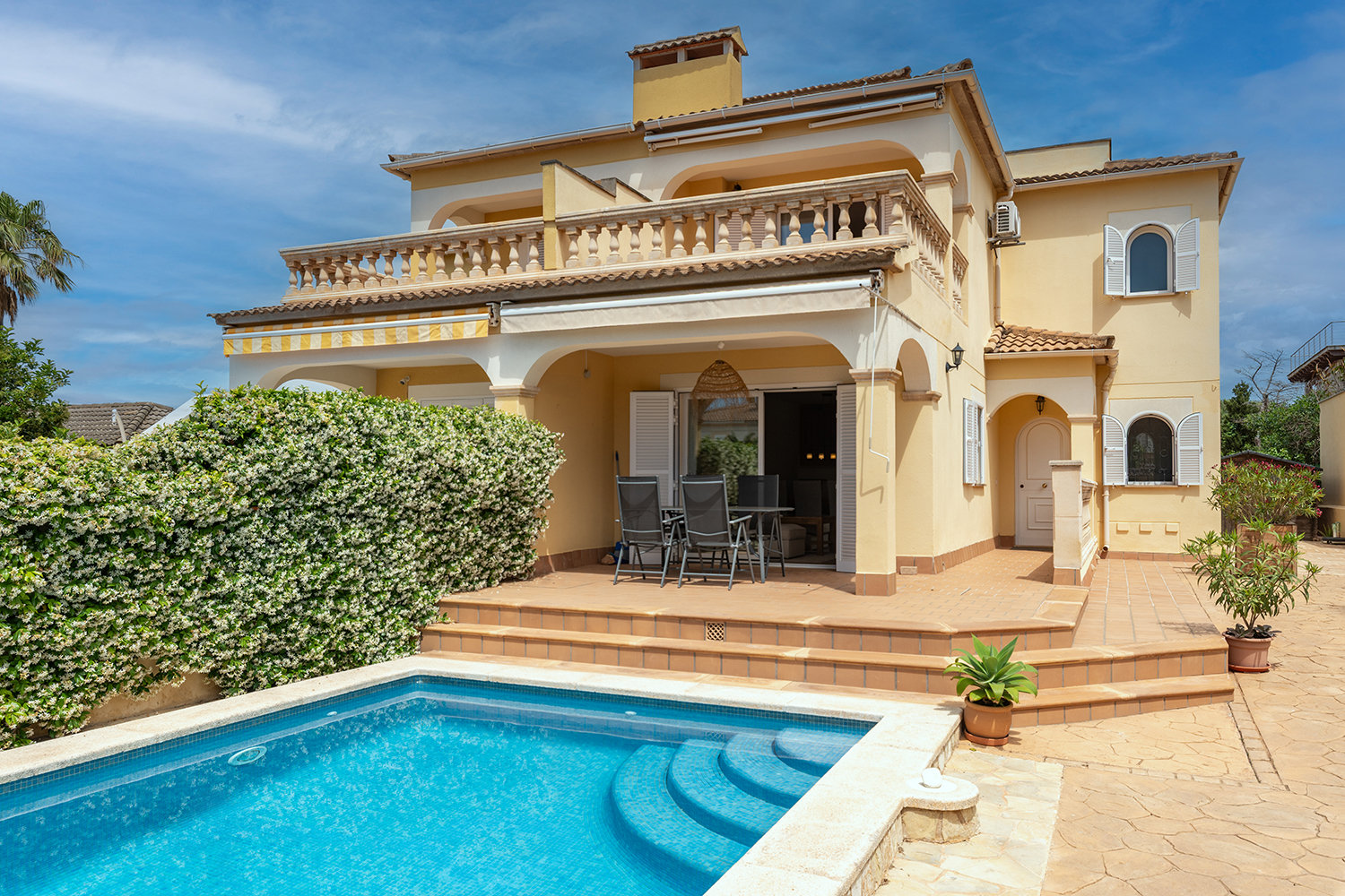 Attractive semi-detached house with roof terrace and stunning sea views
