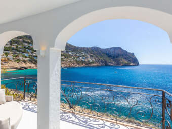 Completely refurbished design apartment in first sea line
