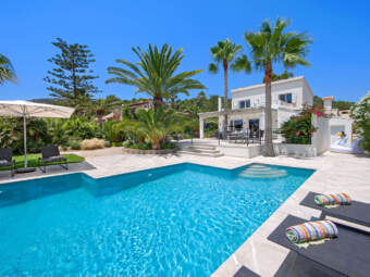 Elegant refurbished villa with harbour views and vacation rental license