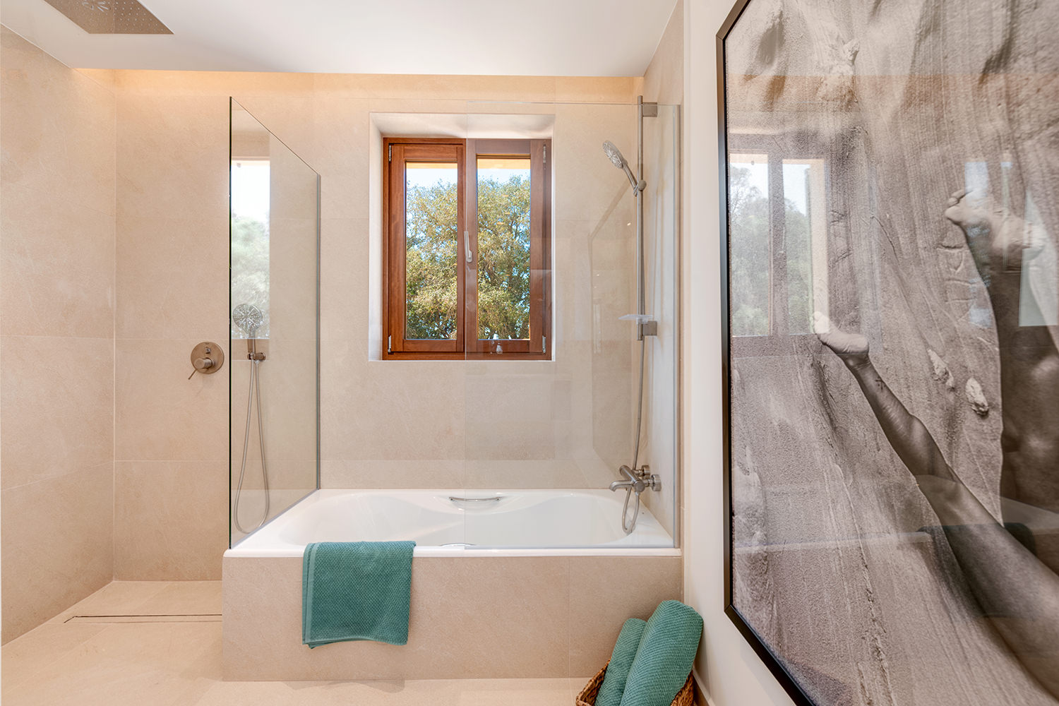 One of 5 bathrooms