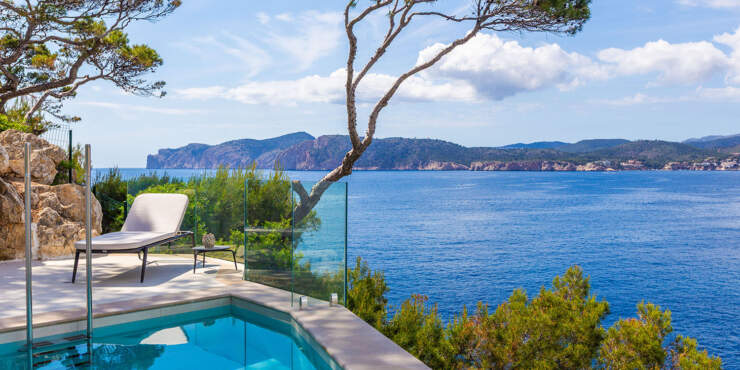 Stunning villa with luxurious interior and sea access