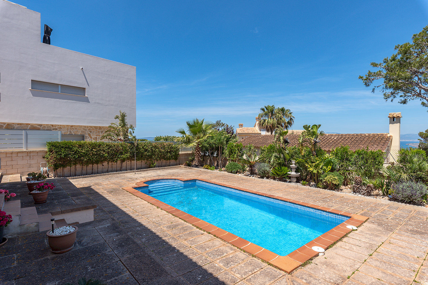Pool with sun terrace and outside shower