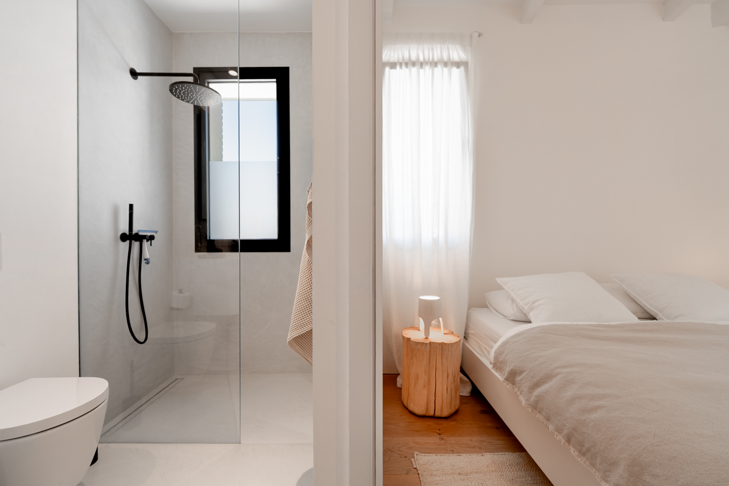 Bedroom with bathroom en suite