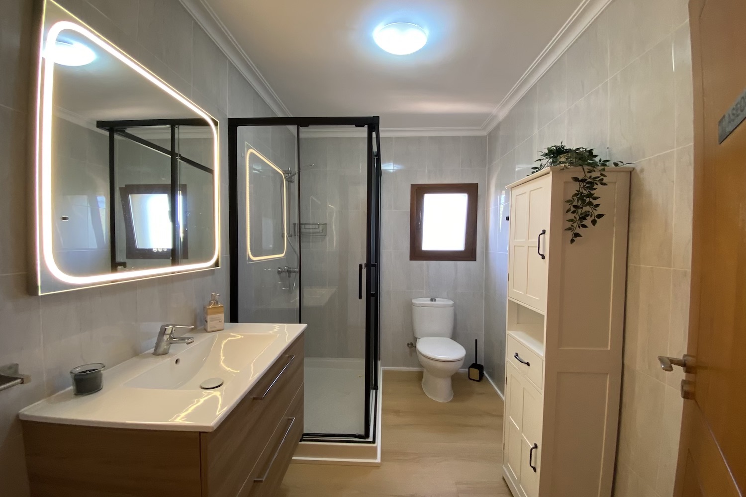 One of 2 bathrooms
