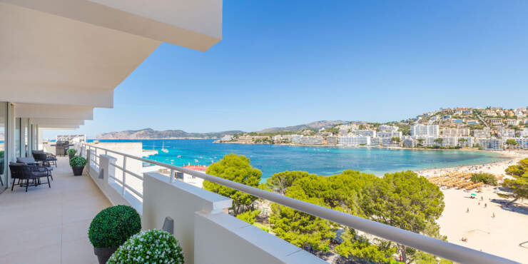 Stunning penthouse with spectacular panoramic sea views