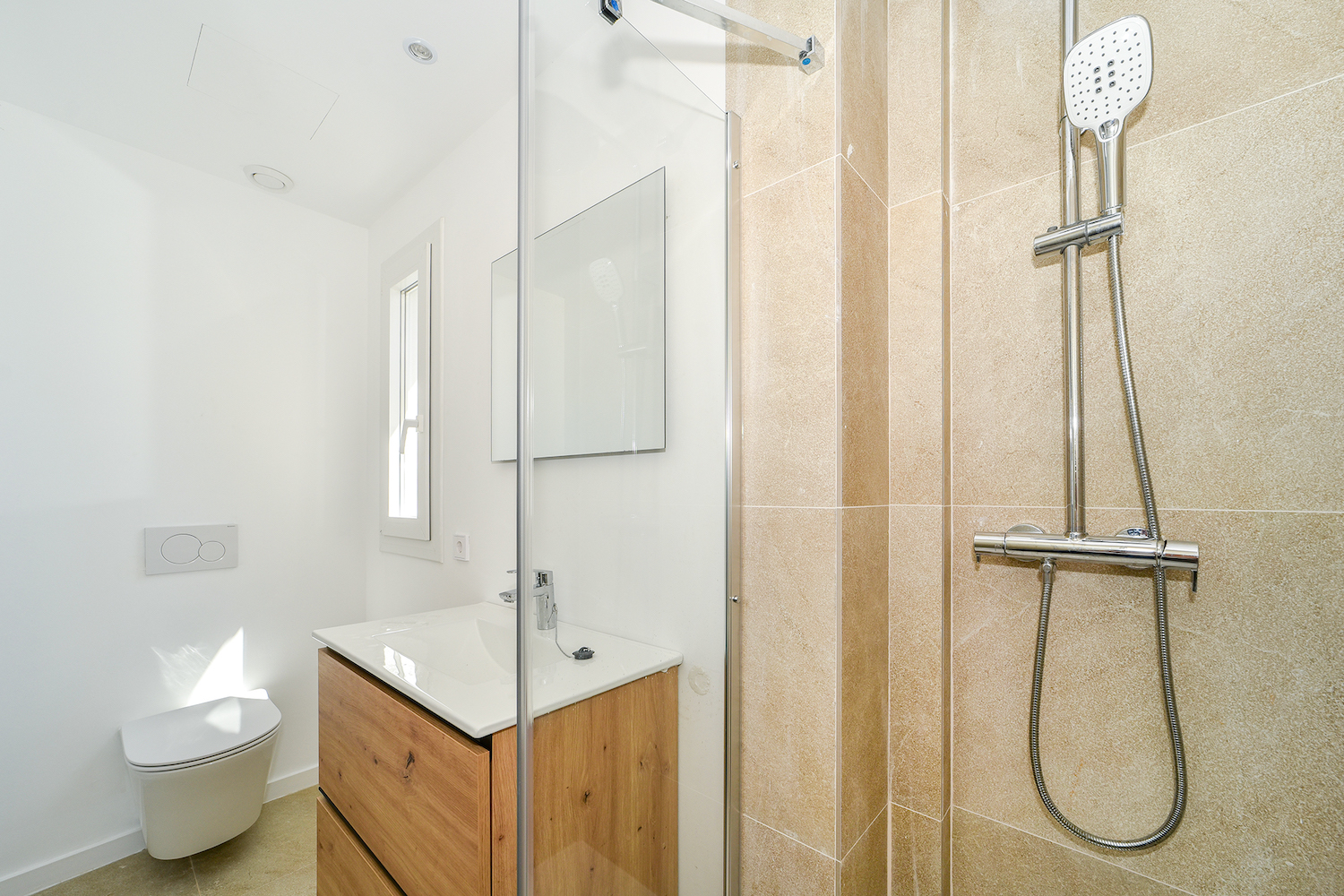 Modern bathroom with walk-in shower, natural light and a functional layout